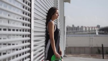 Sokakta kaykayla poz veren kız.