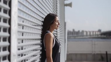 Sokakta kaykayla poz veren kız.
