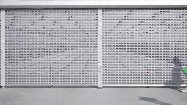 Flicka poserar med en skateboard på gatan — Stockvideo