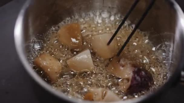 A séf gombát készít az étterem konyhájában. — Stock videók