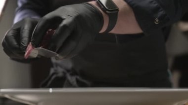 Aşçı yemeği tabağa koyar.