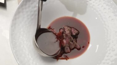 Aşçı yemeği tabağa koyar.