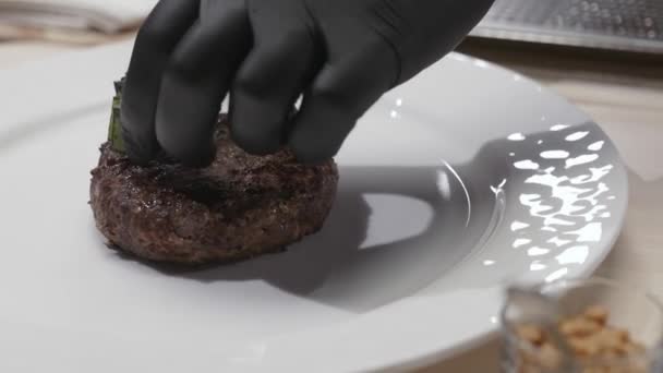 Chef dekorerar kött på en tallrik — Stockvideo