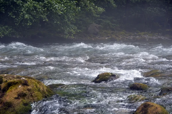 Rio das montanhas — Fotografia de Stock