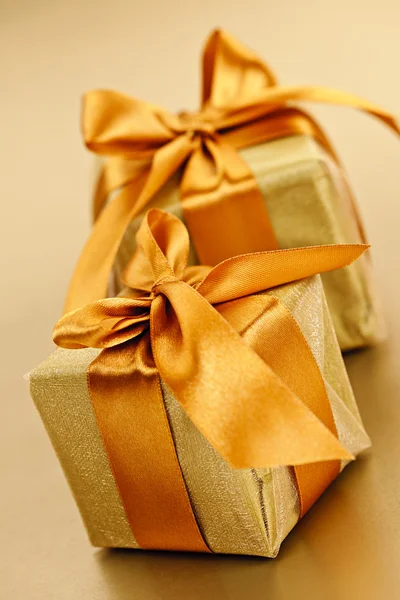 Iki altın sarılmış hediye kutusu — Stockfoto