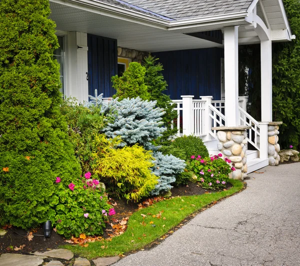 Jardin et entrée de la maison — Photo