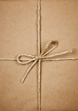 paket kağıdı içinde dize ile bağlı