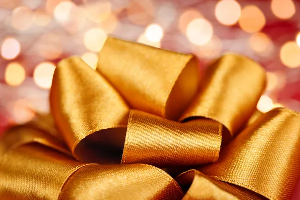 Fiocco regalo oro con luci festive — Foto Stock