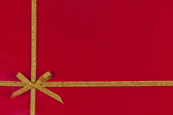 Fondo de regalo rojo con cinta de oro — Foto de Stock