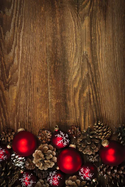 Fundo de madeira com ornamentos de Natal — Fotografia de Stock