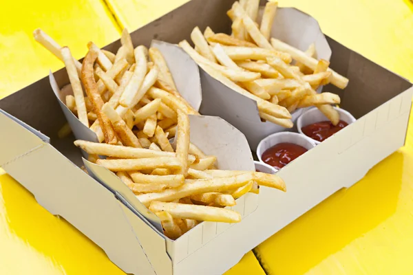 Batatas fritas na caixa — Fotografia de Stock