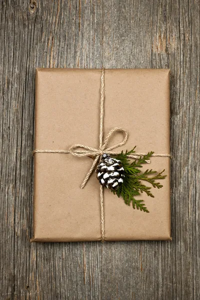 Presente de Natal em papel marrom amarrado com corda — Fotografia de Stock