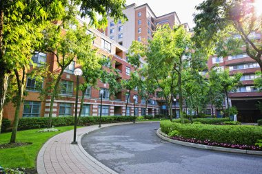 apartman binası ve driveway
