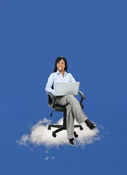 コンピューターとクラウド上に座っている女性実業家 — ストック写真
