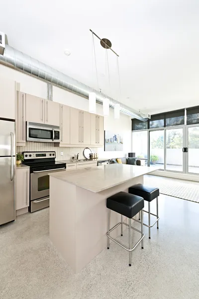 Moderne condo keuken en woonkamer — Stockfoto