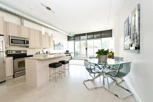 Condominio moderno cocina comedor y sala de estar — Foto de Stock