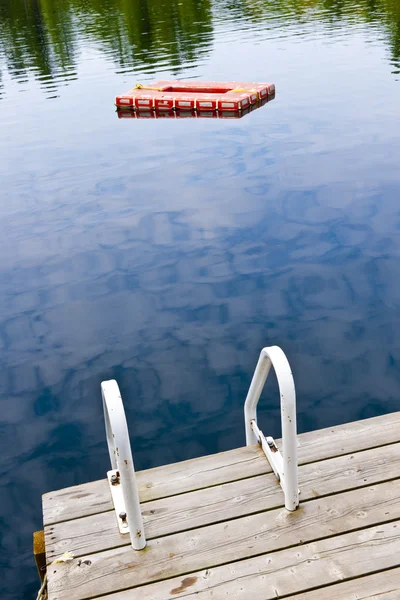 Αποβάθρα για ήρεμη λίμνη στο εξοχικό σπίτι χώρα — Φωτογραφία Αρχείου