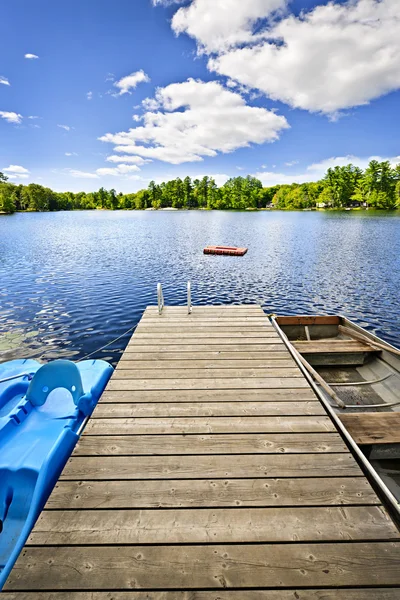 Doca no lago no país casa de campo de verão — Fotografia de Stock