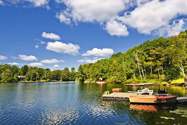 Cabañas en el lago con muelles — Foto de Stock