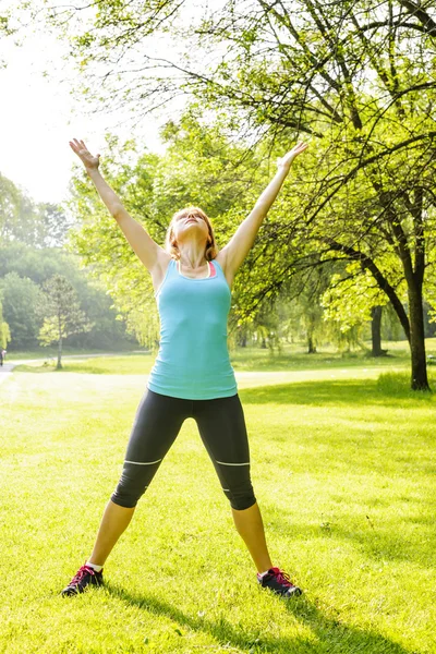 Frau turnt im Park — Stockfoto