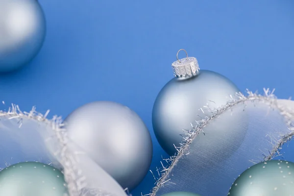 Christbaumkugeln auf blau — Stockfoto