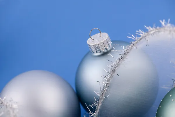 Kerstballen op blauw — Stockfoto