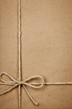 paket kağıdı içinde dize ile bağlı