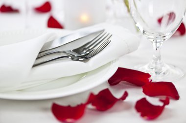 gül yaprakları ile romantik bir akşam yemeği ayar