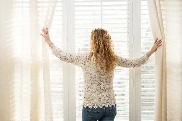 Woman looking out window — Stock Photo, Image