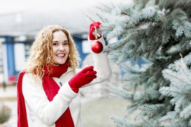 kadın dekorasyon Noel ağacı dışında