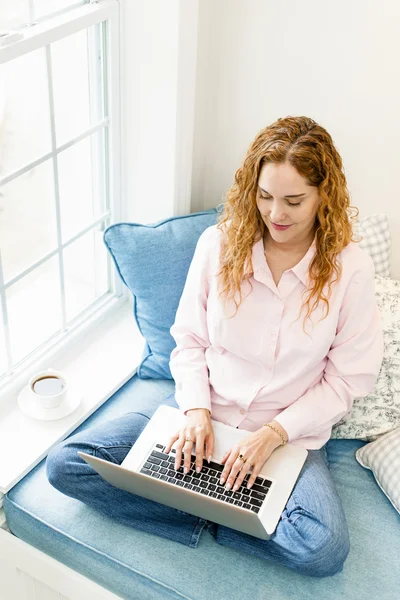 Mujer usando ordenador portátil en casa — Foto de Stock