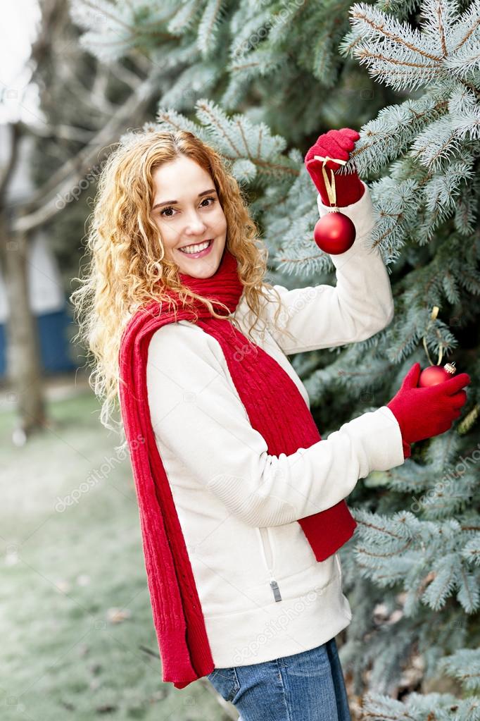 外女飾るクリスマス ツリー ストック写真 C Elenathewise