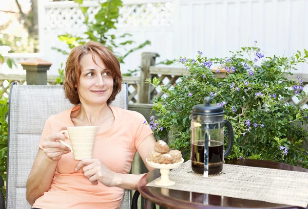 Frau entspannt sich im Hinterhof — Stockfoto