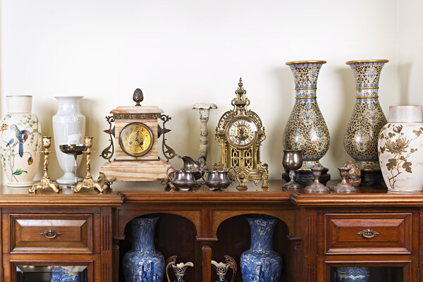 Антикварные вазы и часы
