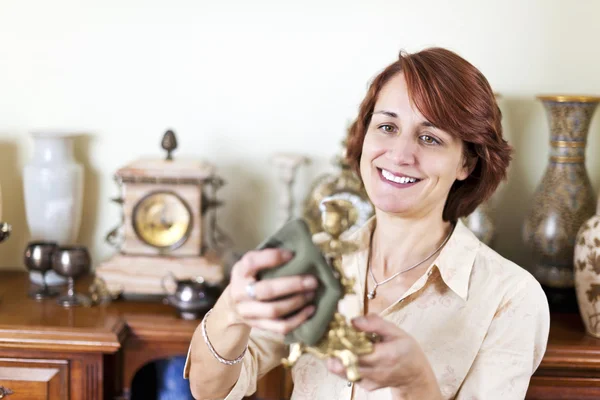 Woman polishing antiques — Stock Photo, Image