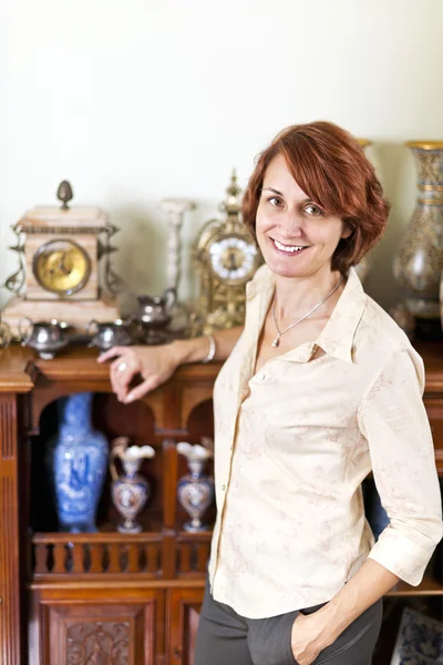 Woman with antique collection — Stockfoto