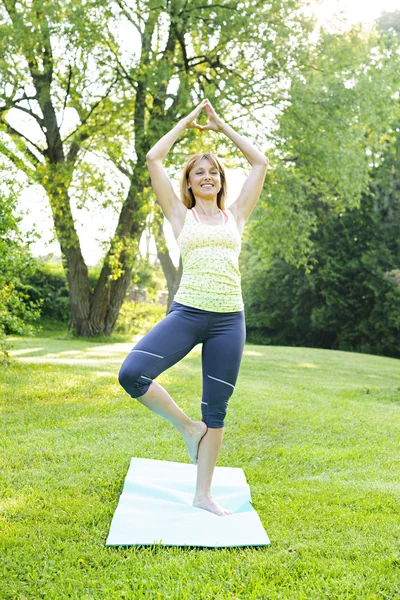 Mujer en postura de triángulo de yoga — Foto de Stock