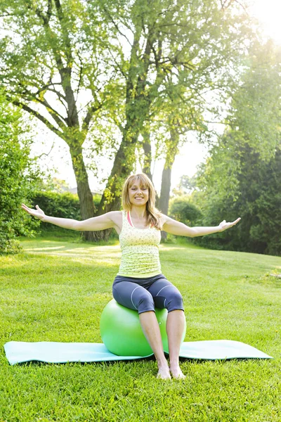 Mujer en balón de equilibrio de yoga — Foto de Stock