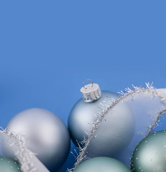 Boules de Noël sur bleu — Photo