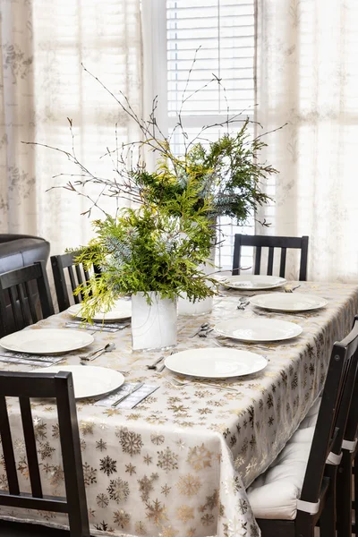 Tavolo da pranzo natalizio decorato — Foto Stock