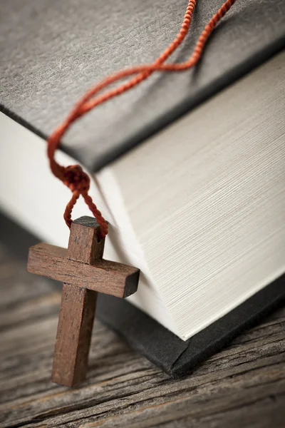 Cross and Bible — Stock Photo, Image