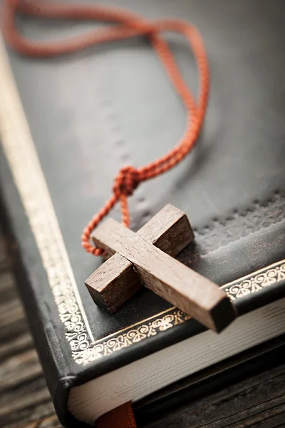 Cross on Bible — Stock Photo, Image