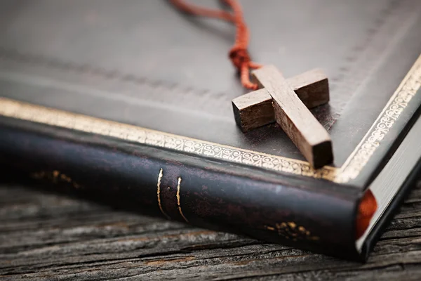 Cross on Bible — Stock Photo, Image