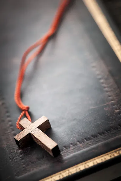 Křesťanský kříž na Bibli — Stock fotografie