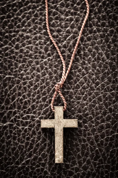 Przydrożny krzyż na Biblii — Zdjęcie stockowe