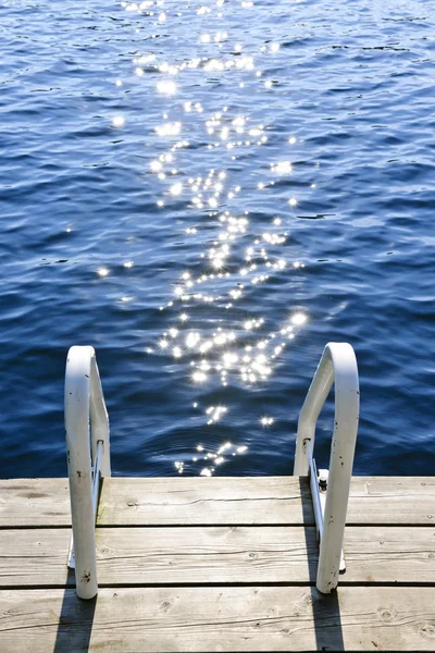 Muelle en el lago de verano con agua con gas —  Fotos de Stock