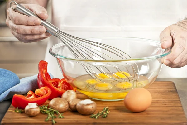Batiendo huevos en un tazón —  Fotos de Stock