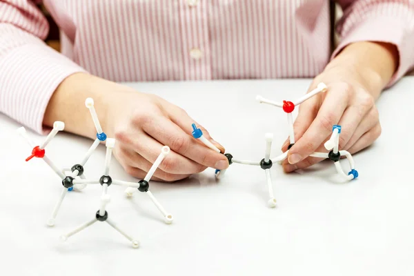 Student assembling molecule models — Stock Photo, Image