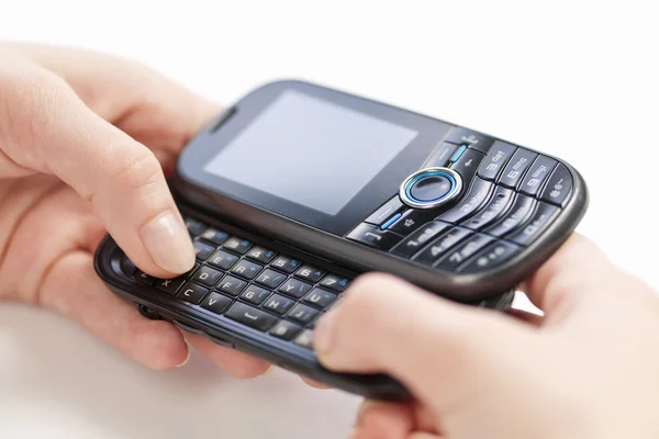 Händer textning på telefon — Stockfoto