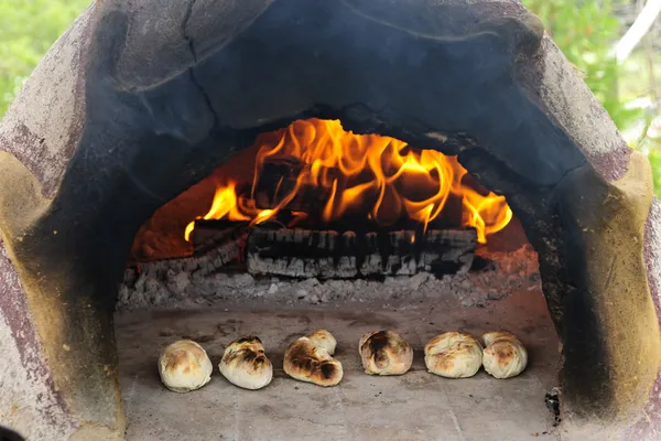 Sten trä ugn baka bröd — Stockfoto